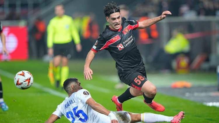 <p><strong>FORVET VE SOL KANAT ROTASYONUNA TÜRK YILDIZ!</strong></p>

<p> </p>

<p>Danimarka'da FC Midtjylland formasını terleten Türk yıldız Aral Şimşir için kulübüne 3 milyon Euro teklif eden Beşiktaş beklemeye geçti.</p>
