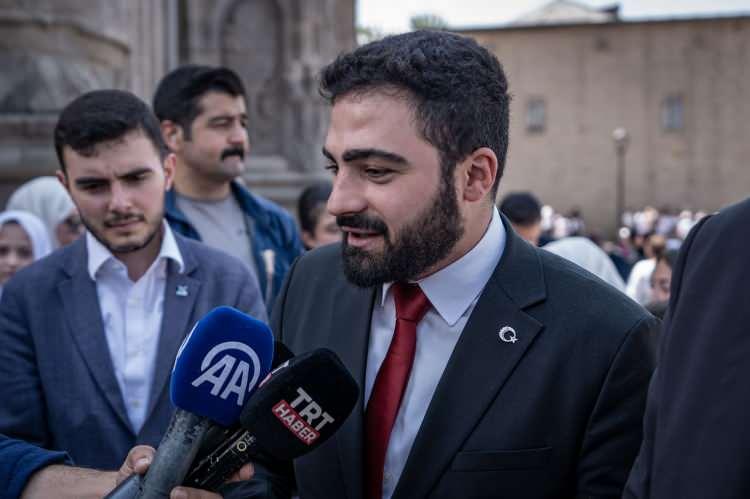 <p>Coşkulu merasime, Erzurum Büyükşehir Belediyesi Başkan Vekili Mehmet Akarsu, İl Emniyet Müdürü Kadir Yırtar ve çok sayıda TÜGVA üyesi de katılım sağladı.</p>
