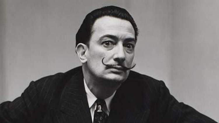 <p><span style="color:#FF0000"><strong>DÜNYACA ÜNLÜ RESSAM SALVADOR DALİ'NİN TABLOSU ÇIKTI</strong></span></p>
<p><span style="color:#000000"><strong>Suluboya ve keçeli kalemle yapılan resmi inceleme altına alan Dali uzmanı Nicolas Descharnes, tabloyu stil, tema, renk paleti ve kağıt boyutu açısından diğer eserleriyle karşılaştırarak dünyaca ünlü ressam Salvador Dali'ye ait olduğunu doğruladı.</strong></span></p>
