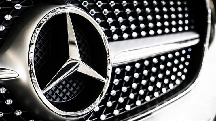 <p>2- MERCEDES E-SERİSİ</p>

<p>Alman merkezli otomobil üreticisi Mercedes, genelde lüks ve pahalı arabalarıyla rol oynuyor. Ancak fiyatının hakkını verdiğini söylemek mümkün. Zira etkili çarpışma önleme sistemlerinin yanı sıra, bisiklet algılama uyarılarıyla birlikte üstün güvenlik sağlıyor. İçten yanmalı motora sahip araçlar arasında güvenilirlik açısından en güvenli modellerden biri.</p>
