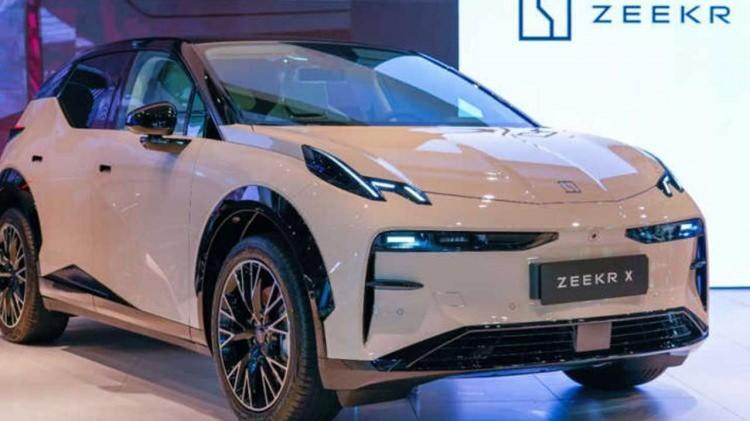 <p>3- Zeekr X</p>

<p>Türkiye’de satışı olmasa da bu Çinli otomobil de şaşırtıcı şekilde listeye eklendi. 2026’da Birleşik Krallık’ta satışa sunulması planlanan Zeekr X, yandan çarpma testlerinden tam puan alırken, gelişmiş acil frenleme sistemi sayesinde bisikletlilerle çarpışmalardan kaçınma konusunda da üstün bir performans sergiledi.</p>

