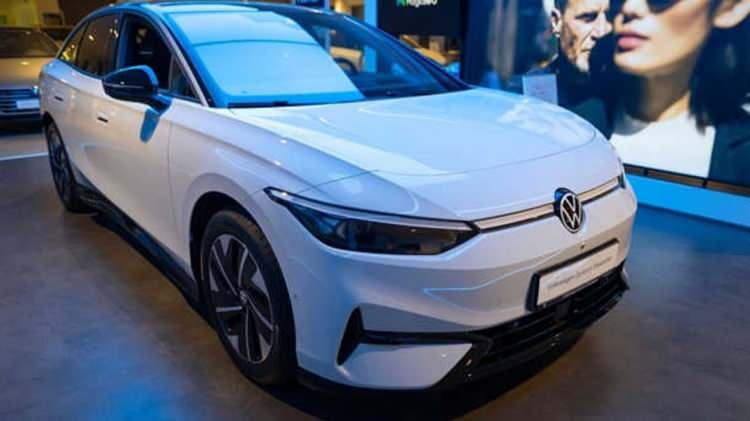 <p>4-VOLKSWAGEN ID.7</p>

<p>Passat’ın satış ve üretimden kaldırılmasının ardından yerine gelen elektrikli ID.7, tasarımının ve özelliklerinin yanı sıra güvenliğiyle de dikkat çekiyor. Önden çarpma testlerinde tam puan alan bu otomobil, öte yandan yaya yaralanmalarını azaltmak için tasarlanan açılır bir kaputa sahip. Güncellenen aktif güvenlik sistemleri de markanın önceki modellerine kıyasla daha kullanıcı dostu.</p>
