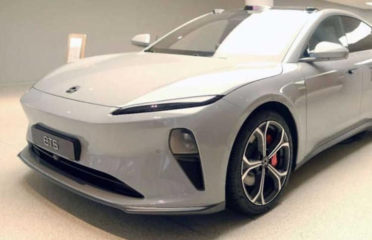 <p>5- NIO ET5 – Çinli Elektrikli Sedan</p>

<p>Yine bir Çinli ve bu kez Nio markası listede. Genel puanlamada Polestar 3 ve Smart #3 ile aynı seviyede yer alan NIO ET5, yetişkin yolcu koruması ve güvenilir sürücü destek özellikleriyle öne çıkıyor. Ancak bisikletli algılama sistemi geliştirilmeye açık.</p>

