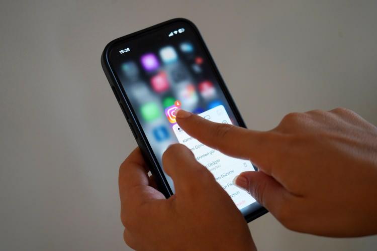 <p>'Alaylı' olarak nitelendirilen sosyal medya kullanıcılarının bu alanda eğitim almadıkları için etik sorunların arttığını belirten Dr. Akbayır, medya okuryazarlığı ve gazetecilik eğitiminin şart olduğunu söyledi. </p>
