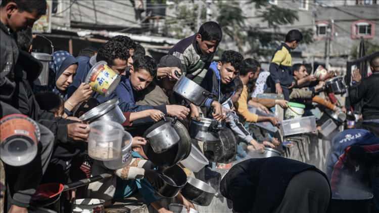 <p>Temel malzemelerden yoksun bir şekilde yerinden edilen Filistinliler, derme çatma çadırlarda veya aşırı kalabalıklar içinde hijyen malzemelerinin eksikliğinde lavaboların bile yetersiz olduğu, bulaşıcı hastalıkların yayıldığı okullarda, hayatta kalmaya çalışıyor.</p>
