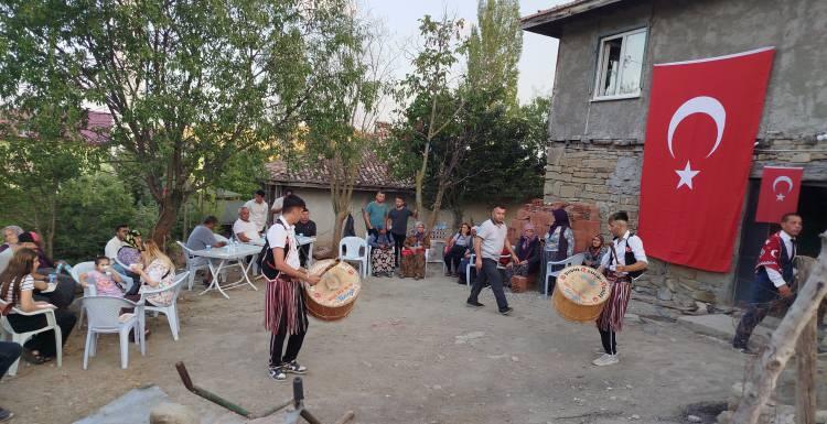 <p>Boyabat Kaymakamı Enver Yılmaz ve Boyabat İlçe Jandarma Komutanı Teğmen Doğu Kan Altın'ın da katıldığı törende Çetin'in arkadaşları davul çalıp oyun oynadı. Programda ayrıca davetlilere yemek ikram edildi.</p>