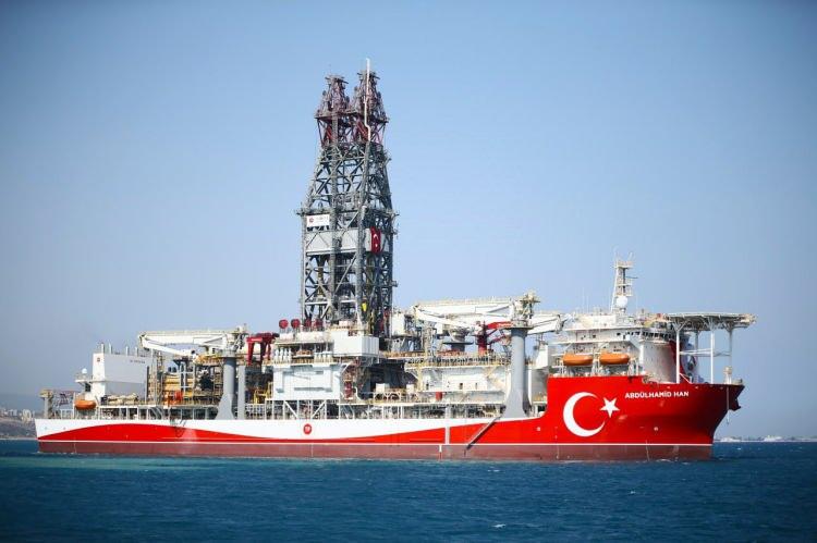 <p>Uzunluğu 238, genişliği 42 metreyi bulan gemi, 3 bin 650 metre su derinliğinde çalışabilme ve 12 bin 120 metreye kadar sondaj yapabilme gibi teknik özellik ve donanımlarıyla dikkat çekiyor.</p>