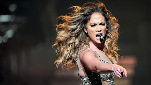 <p><strong>Davet teklifini kibarca reddeden Jennifer Lopez</strong>, <strong>toz pembe şortu</strong>, <strong>parmak arası terlikleri</strong> ve sade sokak stili ile oldukça beğenildi. Kendisiyle fotoğraf çekilmek isteyen hayranlarını da kırmadan, hepsiyle tek tek poz veren ve kibar tavırlarıyla dikkat çeken Lopez, herkesten tam not aldı.</p>