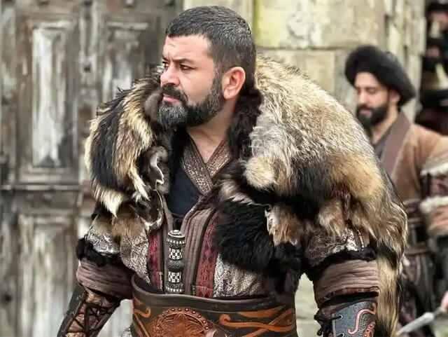 <p>Geçtiğimiz yıllarda <strong>Kudüs Fatihi Selahaddin Eyyubi</strong> dizisindeki performansıyla dikkatleri üzerine çeken <strong>Bülent Şakrak</strong>, yeni sezonda <em>Gönül Dağı</em>’nda izleyicilerle buluşmaya gün sayıyor.</p>