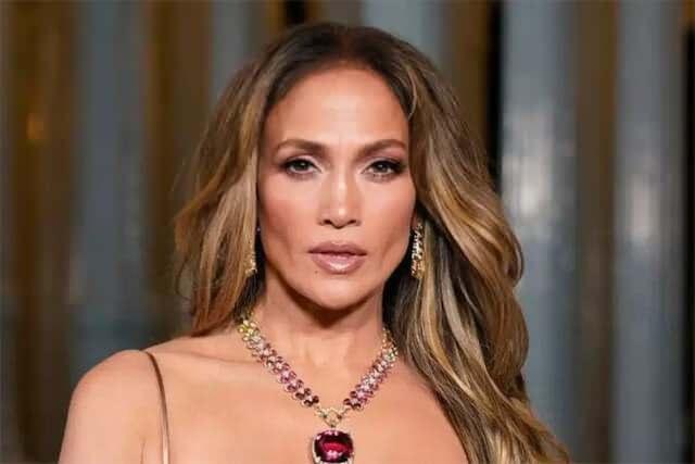 <p><span style="color:#800080"><strong>Jennifer Lopez’i çok sonra tanıdılar</strong></span></p>