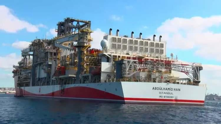 <p><strong>HEDEF BELLİ: TAM BAĞIMSIZ TÜRKİYE</strong></p>

<p>Enerji ve Tabii Kaynaklar Bakanı Alparslan Bayraktar, konuya ilişkin sosyal medya hesabından yaptığı paylaşımda ise şunları kaydetti:<br />
"3 yıl önce bugün enerjide bağımsızlık yolunda önemli bir adım atıldı. Abdülhamid Han Sondaj Gemimiz yeni keşifler için ilk görevine yelken açtı. Geride kalan 3 yılda derinlere indikçe umudu yüzeye çıkardı ve 75 milyar metreküplük keşifle milletimize büyük bir gurur yaşattı. Biz inanıyoruz ki bu sadece bir başlangıç. Hedefimiz belli; Enerjide Tam Bağımsız Türkiye."</p>
