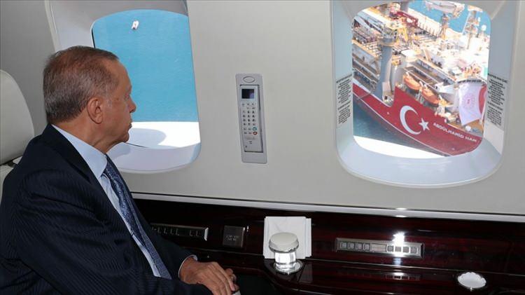<p>Enerji ve Tabii Kaynaklar Bakanı Alparslan Bayraktar, 3 yıl önce milli enerji filosuna katılan Abdülhamid Han Sondaj Gemisi'nin Akdeniz ve Karadeniz'de başarıyla görevine devam ettiğini, 75 milyar metreküplük doğal gaz keşfiyle de Türkiye'ye büyük bir gurur yaşattığını bildirdi.</p>

