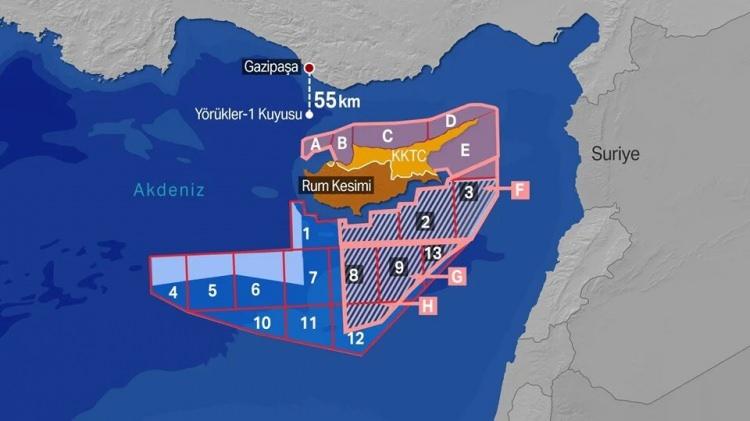 <p>Milli enerji filosuna dahil edilmesinin ardından gerekli hazırlıkları tamamlanan Abdülhamid Han Sondaj Gemisi, 9 Ağustos 2022'de Cumhurbaşkanı Recep Tayyip Erdoğan'ın da katıldığı törenle Mersin'in Taşucu Limanı'ndan ilk görev yeri olan Akdeniz'deki Yörükler-1 kuyusuna uğurlandı.</p>
