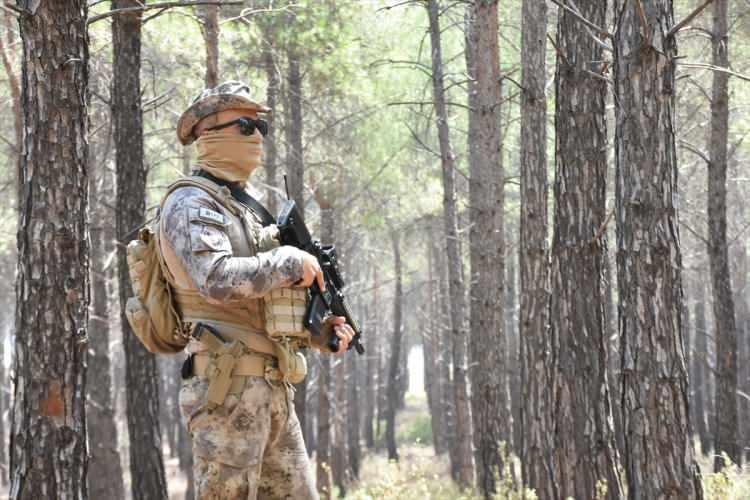 <p>Ekipler, orman içlerinde ve etrafında gördükleri şüpheli kişileri tespit ederek anında müdahale ediyor.</p>
<p> </p>
