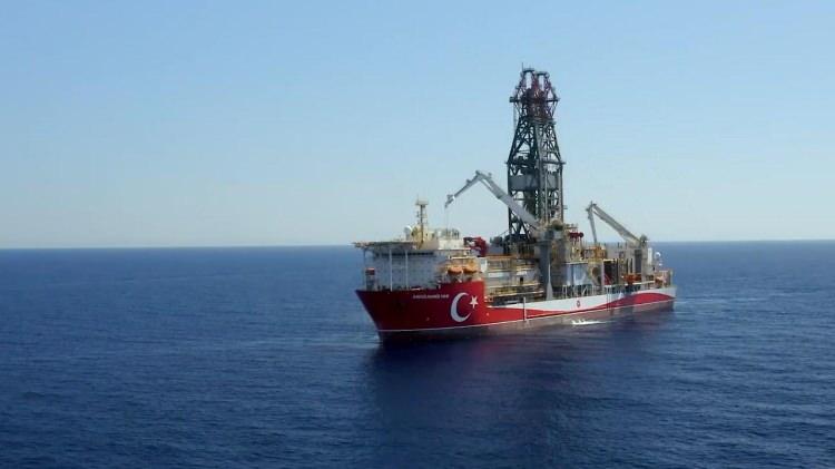 <p>Enerji ve Tabii Kaynaklar Bakanlığından yapılan açıklamaya göre, Türkiye Petrolleri Anonim Ortaklığı (TPAO) tarafından 3 yıl önce milli enerji filosuna dahil edilen Abdülhamid Han Sondaj Gemisi, 7. nesil derin deniz sondaj gemisi sınıfında yer alıyor.</p>
