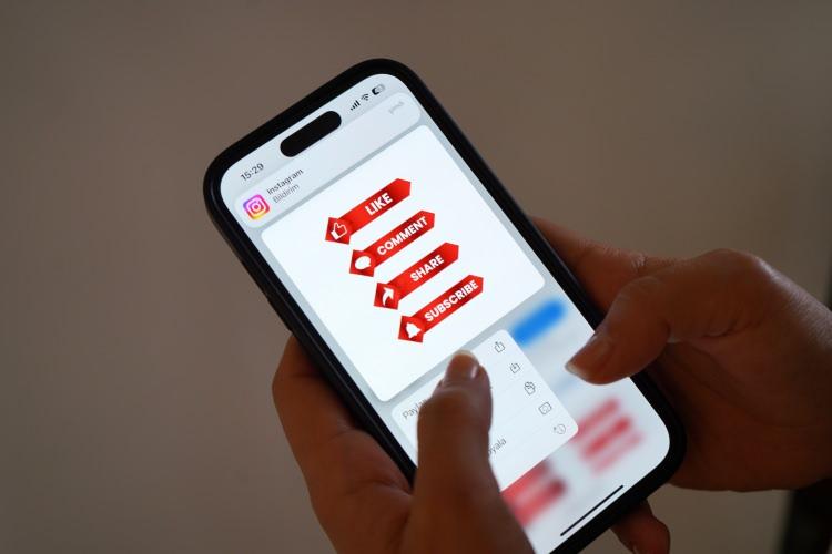<p>Dr. Akbayır, <strong><em>“Tarafsızlık, karşıt görüşe mikrofon uzatmak, kişisel verilerin korunması gibi temel ilkeler eğitimsiz bireylerce ihlal ediliyor. Sosyal medya, kamuoyunun bilgilendirilmesinde etkili bir araç olabilir ama doğru kullanılmazsa kamu zararı oluşabilir"</em></strong> dedi.</p>

<p> </p>

<p>Sosyal medya içeriklerinin teyit edilmeden paylaşılmasının büyük risk olduğunu vurgulayan Dr. Akbayır, <em><strong>“Artık doğruluk kontrolü için birçok yapay zeka uygulaması var. İçeriğin doğru olup olmadığını çok basit araştırma yöntemleriyle teyit edebiliriz"</strong></em> diyerek, bilgi süzgecinin önemine dikkati çekti.</p>
