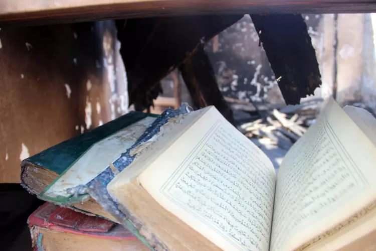 <p>Yangın söndürme çalışmalarına kendi imkanlarıyla destek veren İsmail Güzel, küle dönen evde Kur'an-ı Kerim'lerin yanmadığını fark ettiği o anları böyle anlattı: </p>
