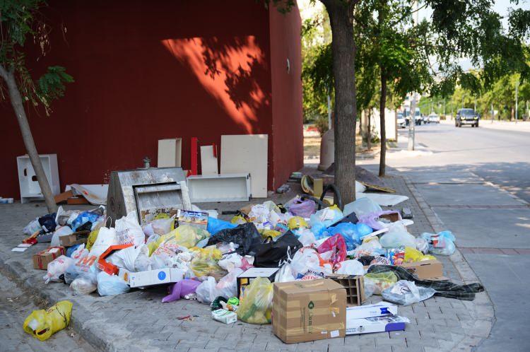 <p>İzmir'in Karşıyaka ilçesinde, biriken çöp yığınları ve oluşan kötü koku vatandaşların tepkisini çekiyor.</p>
