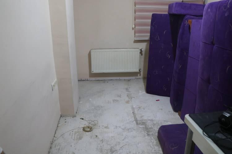 <p>Polis ekipleri yaptıkları incelemede salondaki parkelerin değiştirildiğini, <strong>o tarihten bu yana 3 kez el değiştiren evin sahiplerinin bu tadilattan haberinin olmadığı ortaya çıktı.</strong></p>

