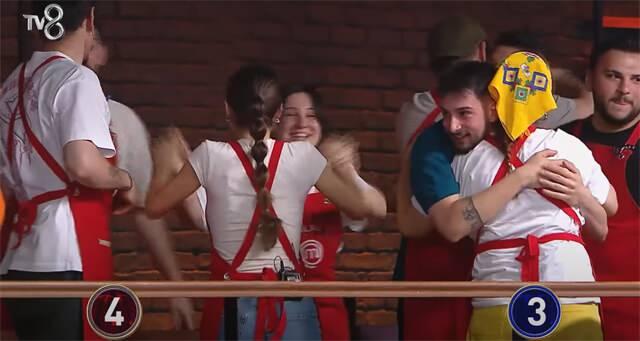 <p><strong>Kıran kırana geçen mücadele</strong> dolu akşamda kırmızı takım yarışmacıları, <strong>mavi takımdan daha iyi tulumba tatlıları</strong> yaparak gecenin kazananı oldu. <strong>Tulumba yarışmasını</strong> kazanan kırmızı takım, bu haftanın <strong>ikinci dokunulmazlığını</strong> aldı.</p>
