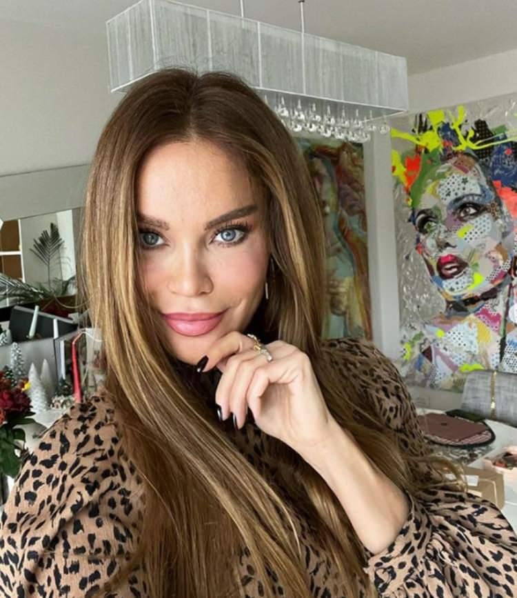<p><span style="color:#FF0000"><strong>EBRU ŞALLI'DAN TİKTOK ELEŞTİRİSİ</strong></span></p>

<p><span style="color:#000000"><strong>Söz konusu uygulamanın gençler ve çocuklar üzerinde olumsuz etkilere neden olduğunu söyleyen Şallı, "TikTok’un çocuklara yararı olduğunu düşünmüyorum. Orada sigara, alkol, estetik gibi içerikler var. Ayrıca güzellik algısı üzerinden baskı kuruluyor" ifadelerini kullandı.</strong></span></p>
