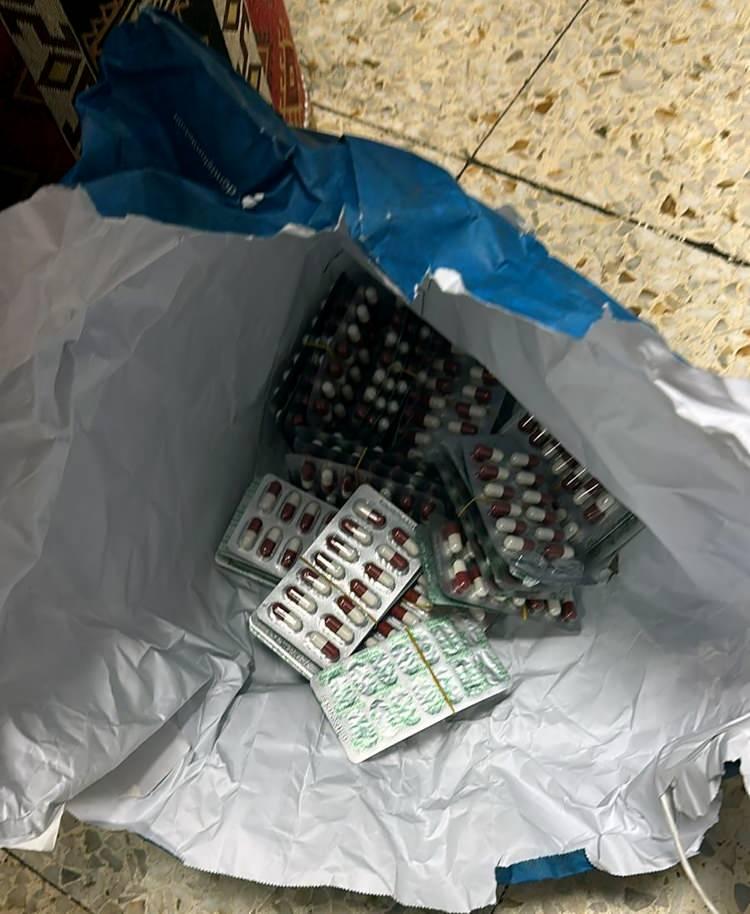 <p>Operasyonda B.A., M.T., S.A., M.N., İ.K. ile D.K. gözaltına alındı. Ekiplerin adreslerde yapılan aramalarında, reçeteye tabi 363 uyuşturucu içerikli hap, 25 kök Hint keneviri, 100 gram bonzai, 25 gram metamfetamin, 50 gram amfetamin, 175 gram esrar ile 5 hassas terazi ele geçirildi.</p>