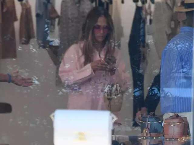 <p><strong>Jennifer Lopez</strong>’in <strong>İstinyePark</strong>’ta geçirdiği <strong>3 saatlik süre</strong> boyunca ciddi bir harcama yaptığı öğrenildi. Olayın <strong>Chanel mağazası</strong> çalışanları tarafından fark edilmesi üzerine dünyaca ünlü şarkıcı tekrar mağazaya davet edildi.</p>