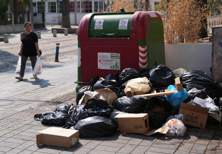<p>Ayrıca, bu süreçte çöplerin geçici olarak Menemen, Çiğli ve Aliağa ilçelerindeki alanlara yönlendirilmesi nedeniyle kent genelinde vardiya sayısında azalma yaşandığı ve bunun çöp toplama hizmetlerinde aksamalara yol açtığı ifade edildi.</p>
