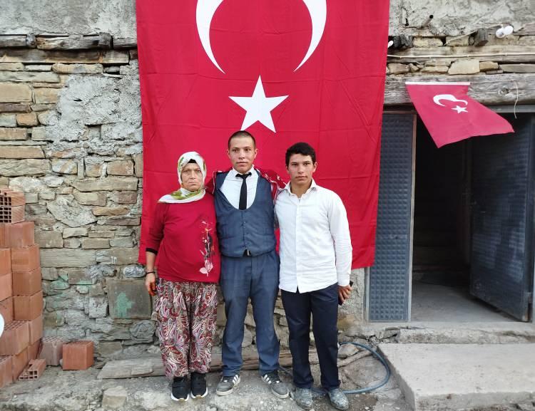 <p>Sosyal medyada gündem olan Çetin için ailesi ve arkadaşları tarafından askere uğurlama programı düzenlendi.</p>