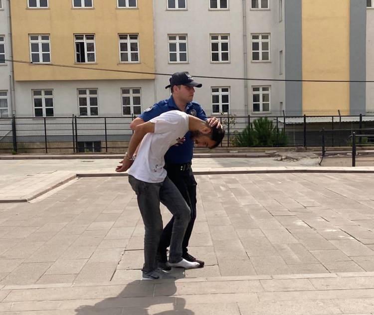 <p>Tekirdağ’da üzerinde uyuşturucu madde ile yakalanan bir şahıs, polis memurunun serçe parmağını ısırarak kopardı. Şüpheli tutuklanırken polis memuru ise tedavi altına alındı.</p>
<p> </p>