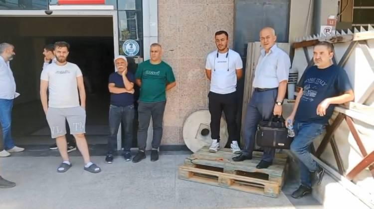 <p>Fabrikanın tamamen boşaltıldığını gören çalışanlar, savcılığa giderek patron 2 kardeş hakkında suç duyurusunda bulundu.</p>
