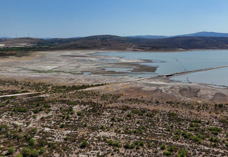 <p>İzmir'de günlük ortalama 700 bin metreküp su tüketildiği aktarılan açıklamada, su arzının kontrollü bir şekilde devam ettirilebilmesi amacıyla, Tahtalı Barajı'ndaki içme suyu rezervinin yağışlı döneme kadar dikkatli kullanılmasının ve büyük ölçekli su kesintilerinin önlenmesinin önemine işaret edildi.</p>
