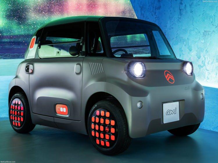 <p>Dört tekerlekli motosiklet kategorisine giren Citroen Ami, 16 yaşından itibaren B1 ehliyetine sahip herkes kullanabiliyor.</p>
