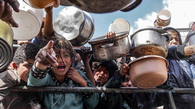 <p>Başta çocuklar olmak üzere, Gazze Şeridi'nde açlık nedeniyle ölümler artıyor.</p>

<p>Yerel ve uluslararası çevreler İsrail'in "açlığı ve susuzluğu silah olarak" kullandığını belirtiyor.</p>
