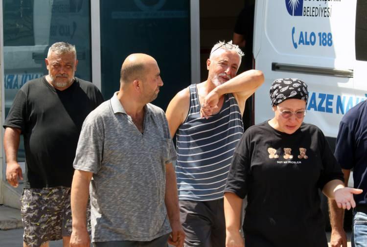 <p>Göğsünden vurulan Halil İ.A.'nın ise durumunun iyi olduğu ve tedavisinin sürdüğü öğrenildi. Olay yerinde yapılan incelemede de 7 kovan ve 3 fişek bulundu. </p>