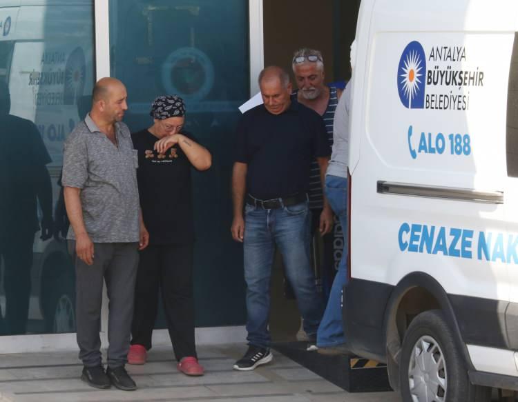 <p>Emir Batuhan Çelik ve arkadaşı Halil İ.A., saat 00.30 sıralarında Müftü Yusuf Talat Efendi Caddesi üzerindeki ormanın girişinde oturup, birlikte alkol almaya başladı. Bu sırada Emir Batuhan Çelik telefonda konuştuğu H.T. ile henüz belirlenemeyen nedenle tartıştı.</p>