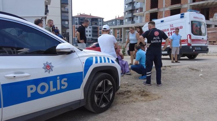 <p>İtfaiye ekiplerinin kapıyı kırmasıyla eve giren polis ve sağlık ekipleri, anne ve oğlunun cansız bedenleriyle karşılaştı. </p>