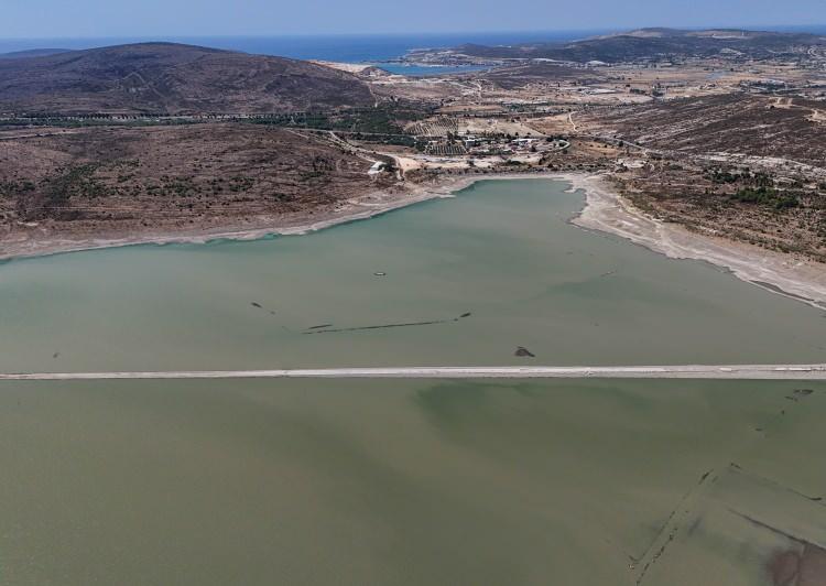 <p>Su Kurulundan yapılan açıklamada, içme suyu kaynaklarındaki mevcut durumun değerlendirildiği toplantıda, su arzının sürdürülebilirliğini sağlamak amacıyla bir dizi tedbir alındığı belirtildi.</p>
