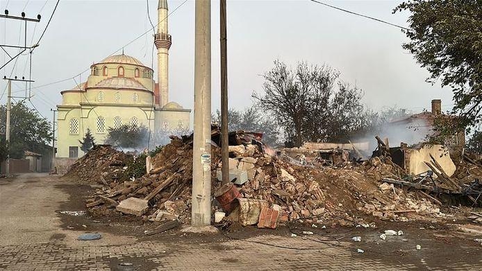 <p><strong>KUR'AN-I KERİM'LER SAPASAĞLAM ÇIKTI</strong></p>

<p>Yangında tamamen zarar gören evde sadece Kur'an-ı Kerim'lere bir şey olmadı. Evi yanan Ali Aydoğan, "Bu Kur'an-ı Kerim'ler babama aitti. Bir tek evden yanmadık bu Kur-an'ı Kerim'ler çıktı. Başka hiçbir şey sağ yok. Bir tek Kur-an'ı Kerim'ler çıktı" dedi.</p>

<p> </p>
