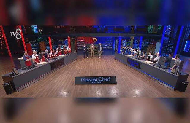 <p><strong>MasterChef Türkiye 2025’te heyecan dolu bir bölüm daha geride kaldı.</strong> 7 Ağustos Perşembe akşamı yayınlanan son bölümde kırmızı ve mavi takım <strong>Akdeniz mutfağı kategorisinde kıran kırana bir mücadele verdi.</strong></p>

