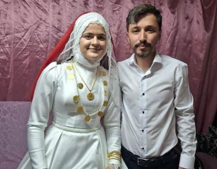 <p><span style="color:#000000"><strong>Son dönemlerde sosyal medyayı kasıp kavuran 'ilginç' düğün geleneklerine bir yenisi daha eklendi. Manisa'nın Selendi ilçesinde gerçekleşen Merve İşlek ve Emrullah Çelik çiftinin düğünü, damadın arkadaşları yüzünden zorlu bir imtihana dönüştü.</strong></span></p>
