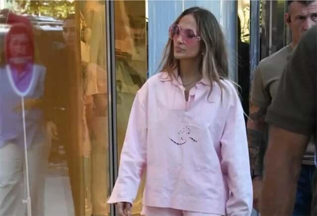 <p><span style="color:#800080"><strong>Jennifer Lopez, İstanbul’da Chanel mağazasına "doluyuz" denilerek alınmadı!</strong></span></p>