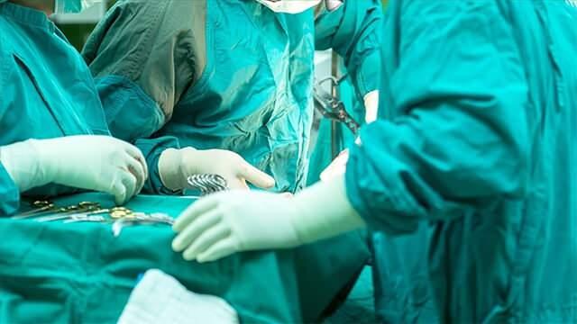 <p>Ancak organ bağışı koordinatörünün doktorlara <strong>"Morfin verip devam edin."</strong> dediği öne sürüldü. <strong>Doktorların bu talimatı reddetmesi üzerine ameliyat durduruldu ve Danella Gallegos bir süre sonra tamamen uyandı.</strong></p>