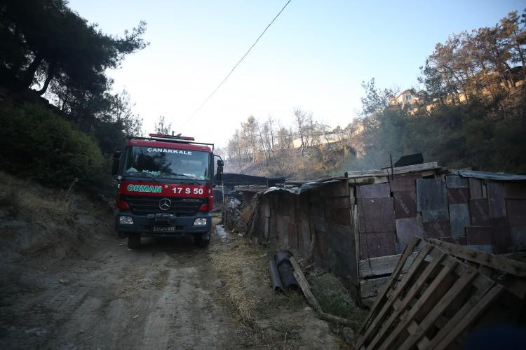 <p>Öte yandan gelen son dakika haberine göre, Tarım ve Orman Bakanı İbrahim Yumaklı, Çanakkale merkez ve Bayramiç'teki yangınların ilerlemesinin durdurulduğunu ve yangınların büyük ölçüde kontrol altına alındığını bildirdi.</p>
<p> </p>