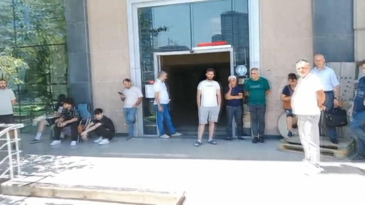<p>Bir süre iş yerinden haber alamayan çalışanlar, durumdan şüphelenerek iş yerine geldi. 1 Ağustos Cuma günü, fabrikanın kapalı olduğunu gören işçiler, ihbarda bulundu.</p>