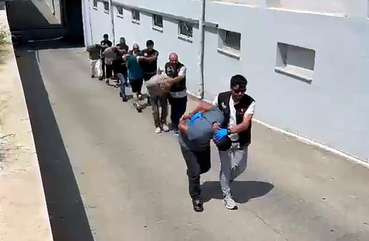 <p>İl Emniyet Müdürlüğü Narkotik Suçlarla Mücadele Şubesi ekipleri, 'torbacı' olarak tabir edilen uyuşturucu satıcılarına yönelik yaptığı teknik ve fiziki takiple 6 şüphelinin kimliğini tespit etti. </p>
