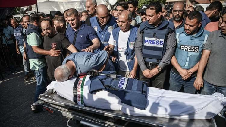 <p>Milyonlarca insanı etkiliyor ve dünya çapında siyaseti etkiliyor." ifadelerine yer veren Bild, muhabiri halkına bomba yağdıran, soykırım yapan İsrail'e düşman olmakla itham etti.</p>
