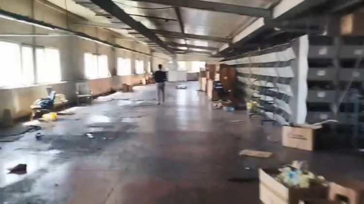 <p>İstanbul Bahçelievler'de ayakkabı fabrikasının sahibi olan 2 kardeş, yaklaşık 30 çalışanını izne çıkardıktan sonra fabrikayı boşaltarak sırra kadem bastı. </p>