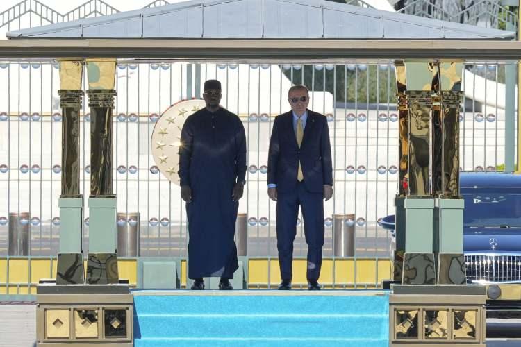 <p>Cumhurbaşkanı Recep Tayyip Erdoğan, Senegal Başbakanı Ousmane Sonko’yu resmi törenle karşıladı.</p>