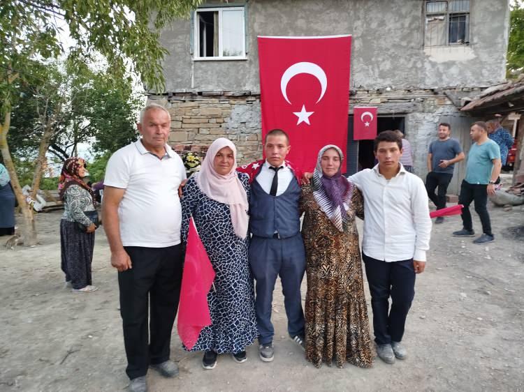 <p><span style="color:#B22222"><strong>BABASI BİR YIL ÖNCE ÖLDÜ</strong></span></p>
